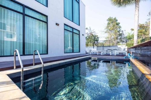 Πισίνα στο ή κοντά στο 158 pool villa party