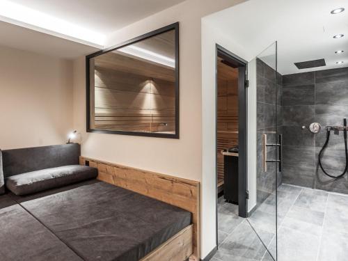 uma casa de banho com um banco e um chuveiro em Luxury chalet in Zillertal em Aschau
