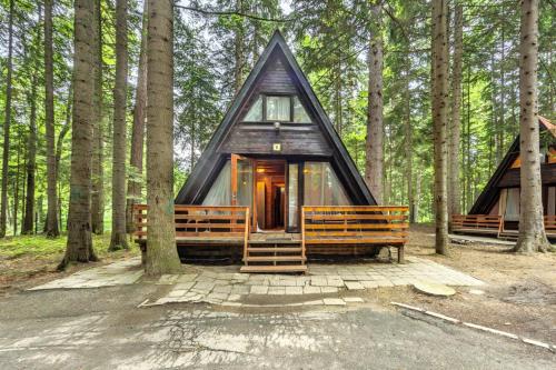 une cabine dans les bois avec une porte en verre dans l'établissement Villas Jagoda & Malina, à Borovets
