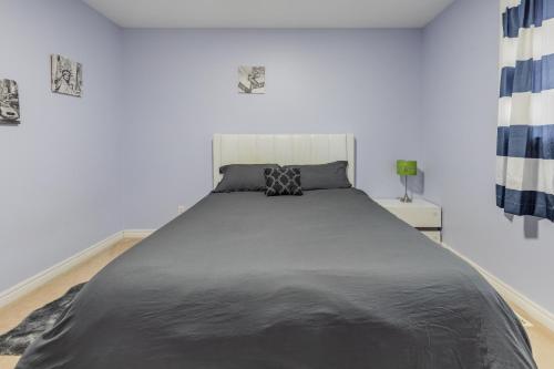 Ένα ή περισσότερα κρεβάτια σε δωμάτιο στο Beautiful 3 bedroom unit