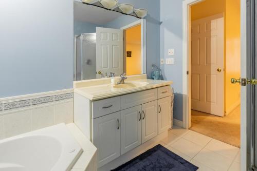 Ένα μπάνιο στο Beautiful 3 bedroom unit