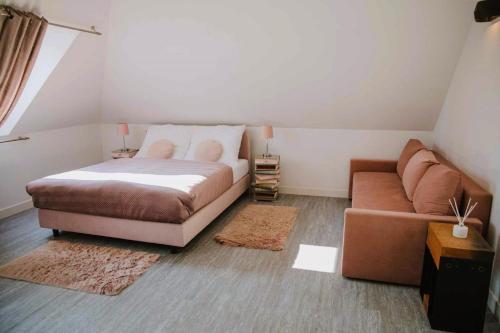 una camera con letto e divano di Stacja Kultura a Poniatowa