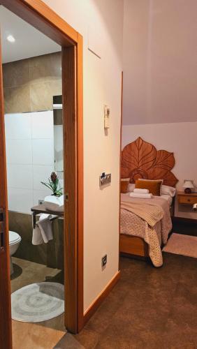 Habitación con dormitorio con cama y espejo. en Paloma entorno natural, en Oiartzun