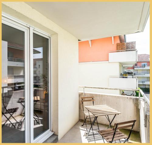 un patio avec des chaises et une table sur un balcon dans l'établissement Chez Nico I T3 I Ville la Grand, à Ville-la-Grand