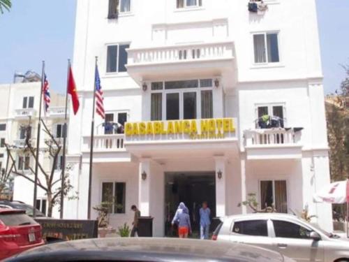un bâtiment blanc avec un panneau jaune dans l'établissement Casablanca Hotel Thanh Hóa, à Thanh Hóa