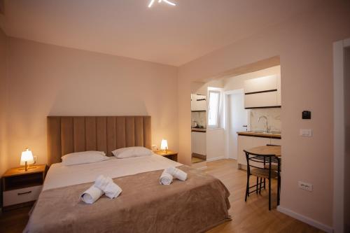 Postel nebo postele na pokoji v ubytování City Center Studio Apartments