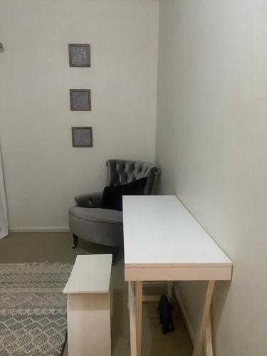uma sala de estar com um sofá e uma mesa branca em Riverside Boutique Apartment em Rockhampton