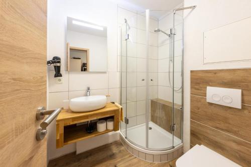 een badkamer met een wastafel en een douche bij Kleine SeePause am Edersee in Scheid