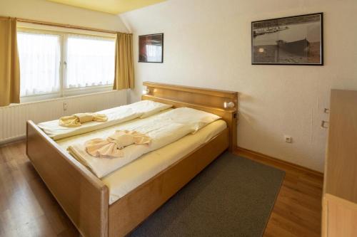 a bedroom with a bed with two towels on it at ebenerdige Fewo mit Terrasse am Edersee in Scheid