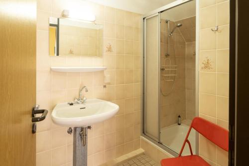 a bathroom with a sink and a shower at Helle 93m2 FeWo mit 2 Schlafzimmern am Edersee in Scheid