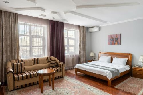 Postel nebo postele na pokoji v ubytování Soluxe Hotel