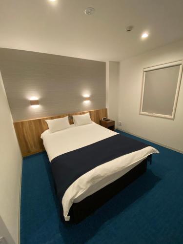 Postel nebo postele na pokoji v ubytování Plaza In Kanku Hotel