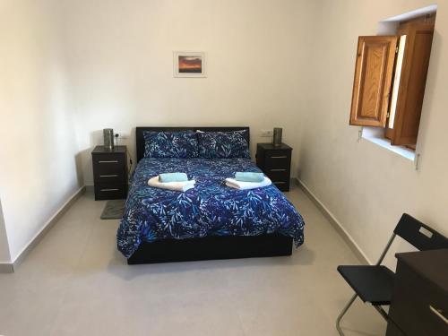 Arboleas的住宿－Casa Leon，一间卧室配有一张带两个枕头的床