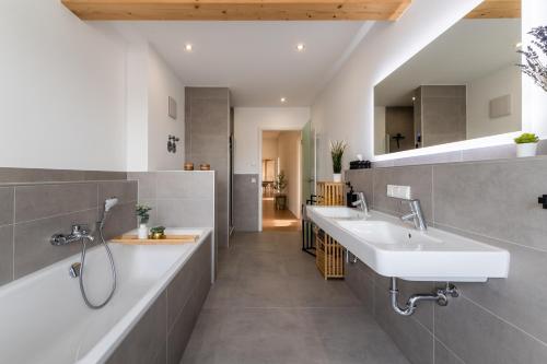 a bathroom with two sinks and a shower at N8quartier in Bannewitz