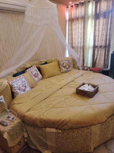 um quarto com uma cama com um cesto em My Uttrakhand Experiences em Haridwar