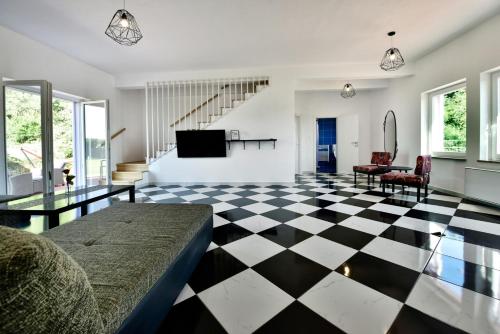 un soggiorno con pavimento a scacchi in bianco e nero di Casa Lavanda Vrsar shared Pool a Vrsar