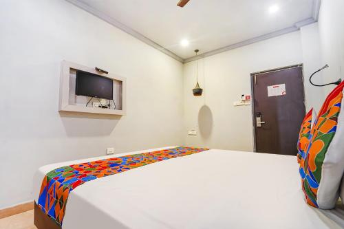 チェンナイにあるFabExpress Chennai Centralのベッドルーム1室(カラフルな毛布付きのベッド1台付)