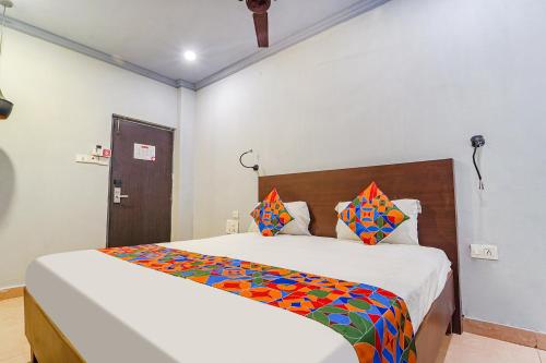 sypialnia z łóżkiem z kolorowym kocem w obiekcie FabExpress Chennai Central w mieście Ćennaj