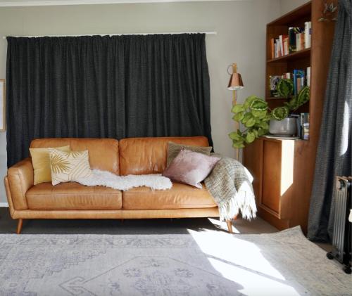 Ruang duduk di Comfortable Home, Big Backyard