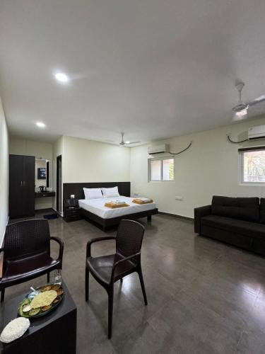 salon z łóżkiem i kanapą w obiekcie Sangeetha Business Hotel w mieście Ćennaj