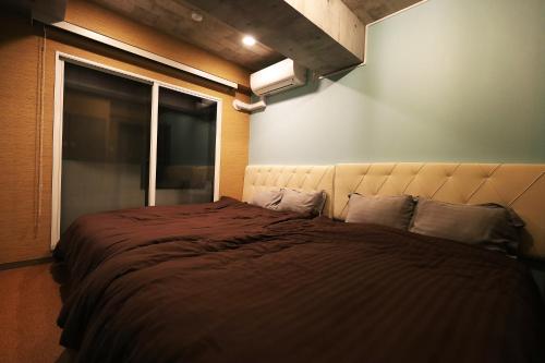 a bedroom with a large bed with a window at MolinHotels501 アクティビティを満喫できる札幌定山渓温泉付き別荘 - W-Bed4&S-6 10persons in Sapporo
