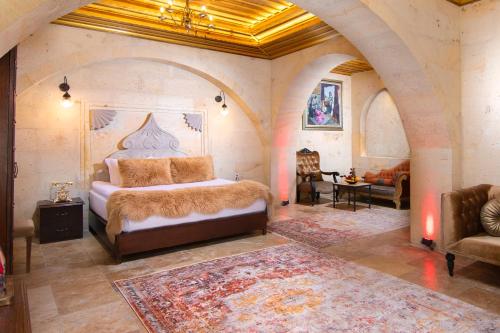 Una cama o camas en una habitación de Cappadocia Pegasos Cave Suite Hotel