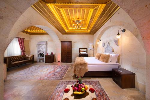 Una cama o camas en una habitación de Cappadocia Pegasos Cave Suite Hotel