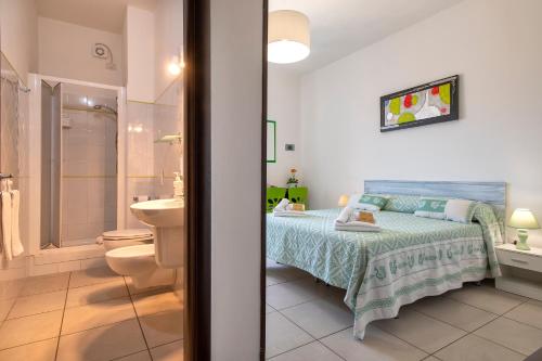 une chambre avec un lit et une salle de bain avec WC dans l'établissement HORIZON, à Alghero