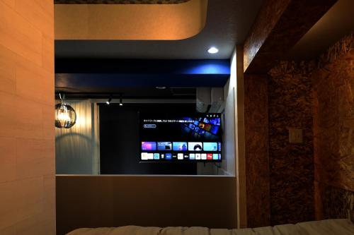 a living room with a tv in a room at MolinHotels407 アクティビティを満喫できる札幌定山渓温泉付き別荘-1L1Room K-Bed1&S-bed3 5persons in Jozankei