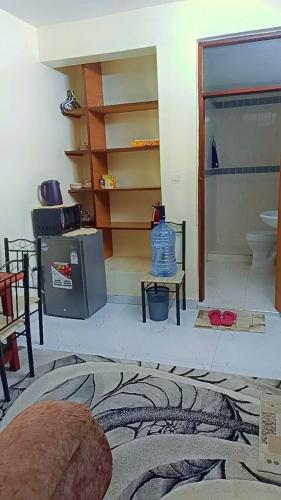 - un salon avec une étagère dans l'établissement Mombasa comfy studio, à Mombasa