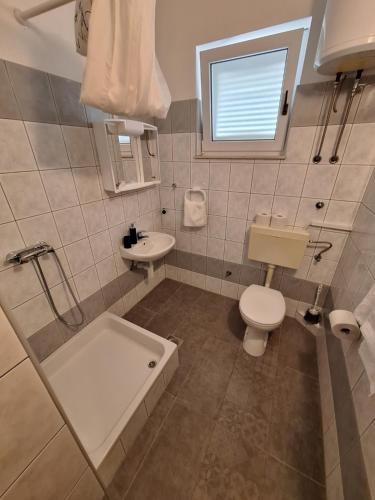 Koupelna v ubytování Anic Apartments Stanići