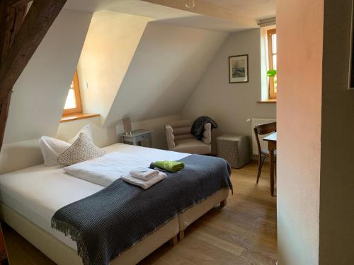 - une chambre avec un lit et des serviettes dans l'établissement Landhotel Ruhepol - garni, à Arnstadt