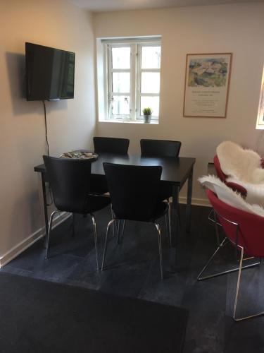a dining room with a table and chairs at Skagen City Apartments - Skagen-Byferie in Skagen