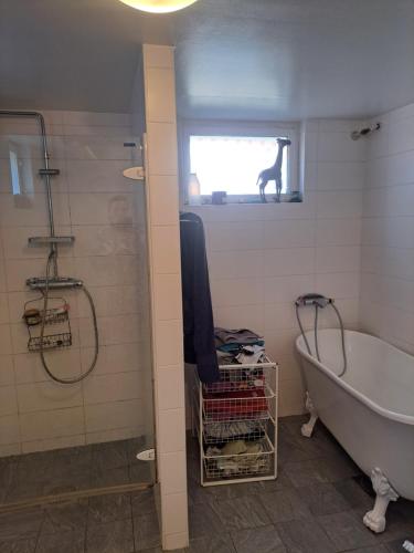Ένα μπάνιο στο Room in Bromma, Stockholm