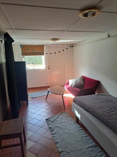 ストックホルムにあるRoom in Bromma, Stockholmのリビングルーム(ベッド1台、ソファ付)