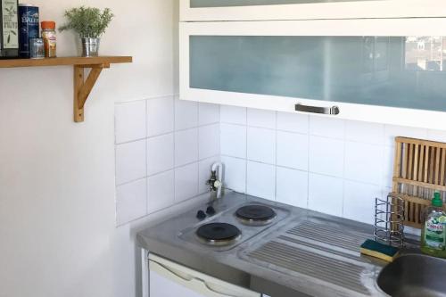 une cuisine avec une cuisinière et un évier dans l'établissement Studio de 20m2 Auxerre, à Auxerre