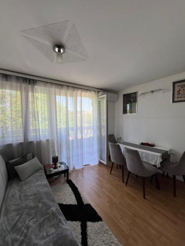 ein Wohnzimmer mit einem Sofa und einem Tisch in der Unterkunft Moj dom in Gornji Milanovac