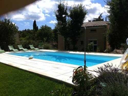 une piscine dans la cour d'une maison dans l'établissement Villa neuve piscine chauffée - St Vallier de Thiey, à Saint-Vallier-de-Thiey
