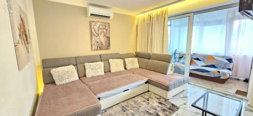 sala de estar con sofá y dormitorio en ISTRIANA en Koper