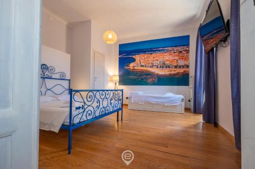 een slaapkamer met een bed en een schilderij aan de muur bij Lovely Central Nest in Alghero