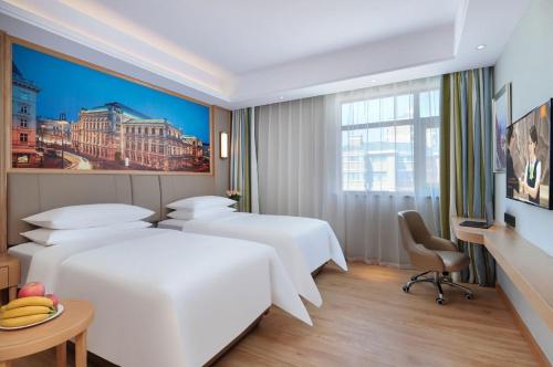 ein Hotelzimmer mit 2 Betten und einem TV in der Unterkunft 汝州维也纳酒店 in Yüchow