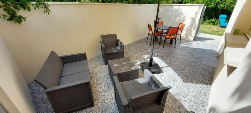 Elle offre une vue sur une terrasse avec une table et des chaises. dans l'établissement Meublé de tourisme à l'entrée de Royan, à Médis