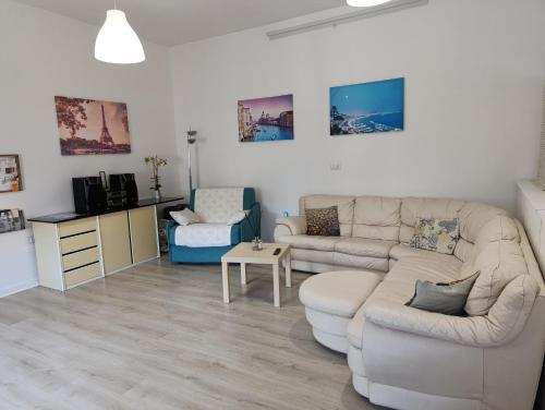 a living room with a couch and a table at Casa con ampio giardino e patio in Acerra