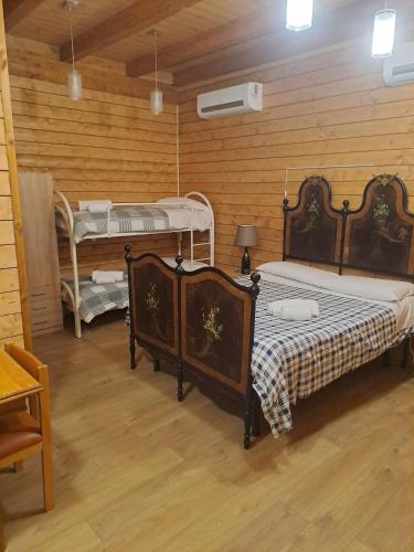 ein Schlafzimmer mit zwei Betten in einer Holzhütte in der Unterkunft La Meiro in Castelmagno