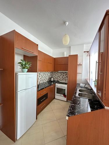 Kuchyň nebo kuchyňský kout v ubytování Guesthouse Xhuliano