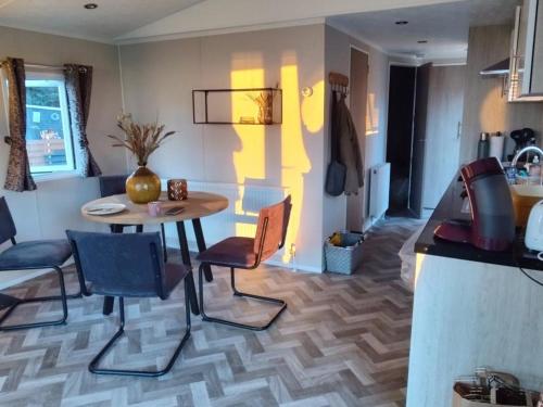 a kitchen with a table and chairs in a room at Traumblick Nr 24 aufs Wattenmeer Blick bis nach Texel in Westerland