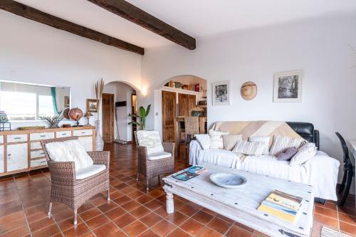 un salon avec un canapé et une table dans l'établissement Terra Di Sole - Vue mer et montagne, à Grosseto-Prugna