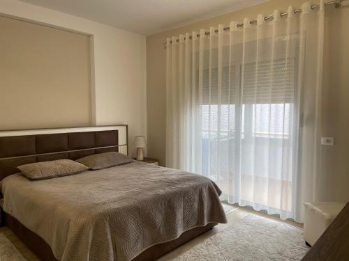 斯库台Adra's apartment的一间带床和大窗户的卧室