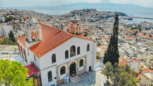 una chiesa con vista sulla città di Kaléstia a Kavala