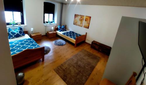 sala de estar con 2 camas y sofá en Schöne große Wohnung in Eschenbach en Eschenbach in der Oberpfalz